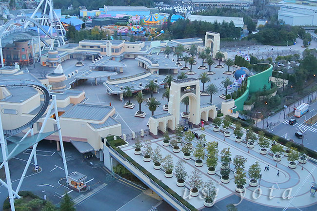 駐車場側大門とJR側大門