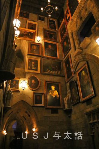 ホグワーツ城の中の会話する絵画