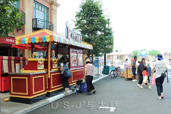 ポップコーンを販売するカート