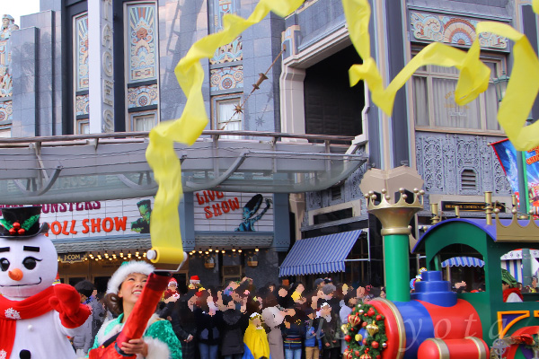 ミニオン・ハチャメチャ・クリスマス・パーティの紙吹雪