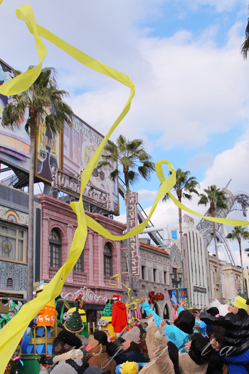 ミニオン・ハチャメチャ・クリスマス・パーティの紙吹雪