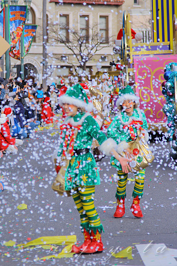 ミニオン・ハチャメチャ・クリスマス・パーティの紙吹雪