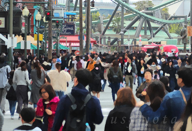 春休み明けのUSJ内