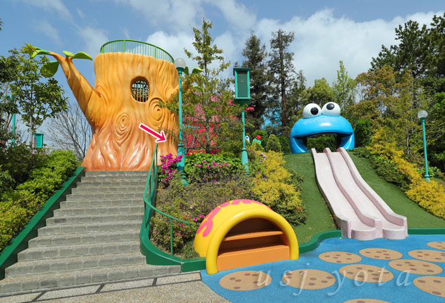 クッキーモンスタースライドという滑り台横のツツジ