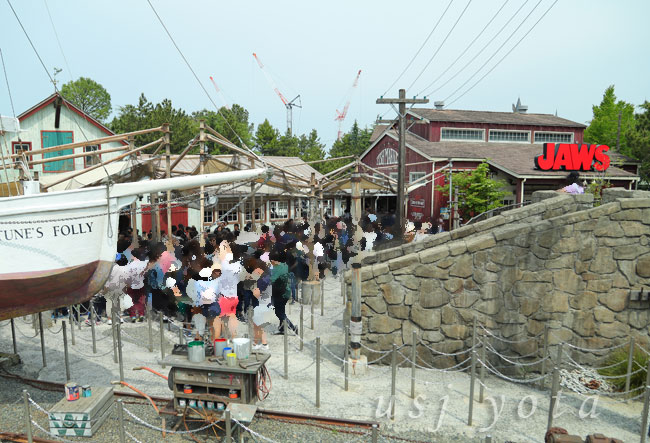 ジョーズ奥のクレーン車のアーム