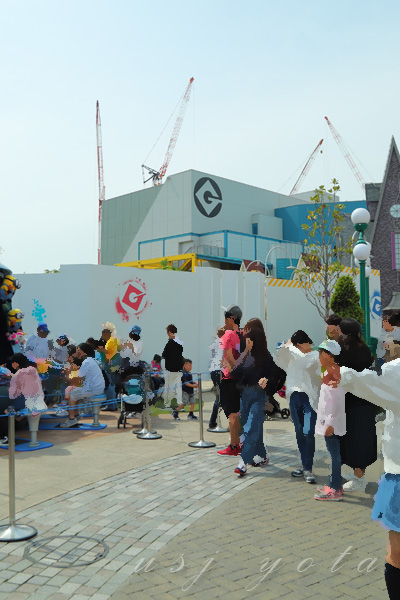 ミニオンパーク奥のクレーン車のアーム