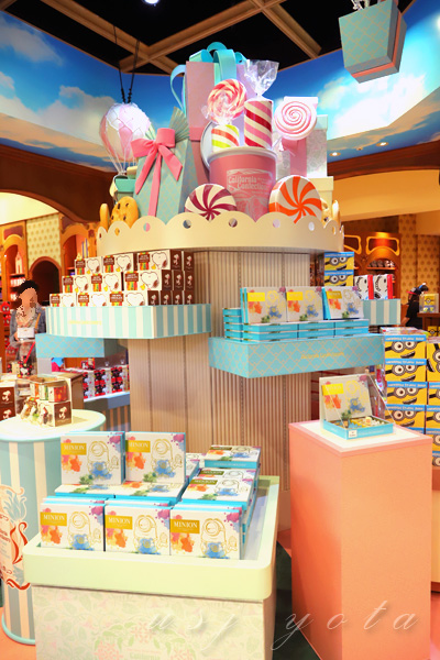 新しいパステルカラーの商品棚