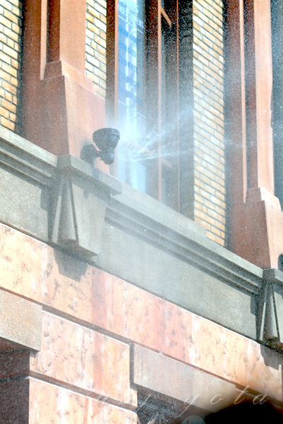 建物の壁面からの放水