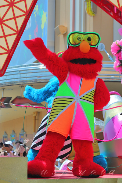 フロートに乗ったエルモ