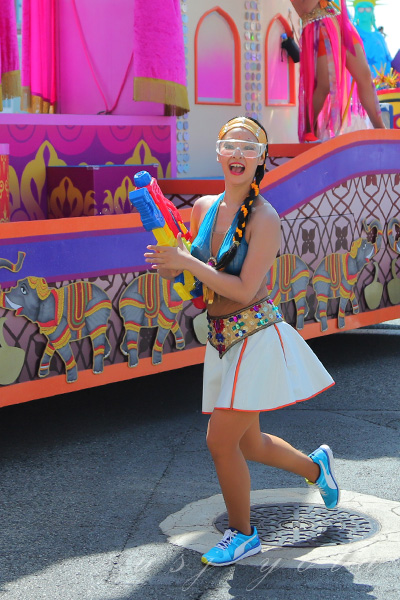 ゴーグルを装着すると水かけタイムの始まり