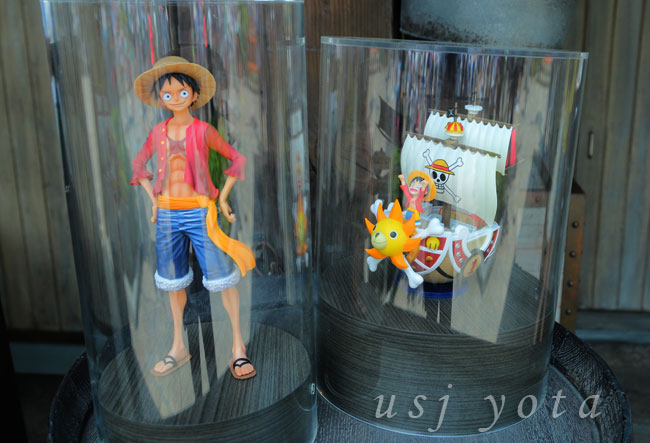 ルフィと海賊船のフィギュア