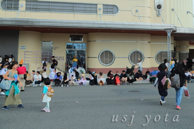 パレードで空いている場所探し