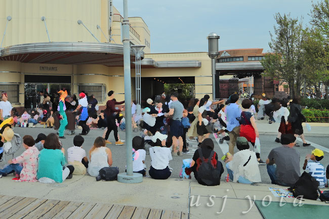 パレードで空いている場所探し