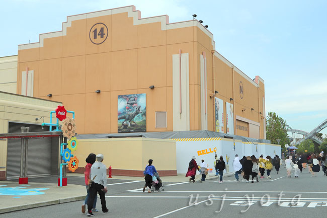 ステージ14のまわりに、工事用の仮囲い