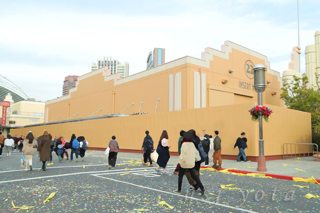 ステージ22の全体が塀で囲われています