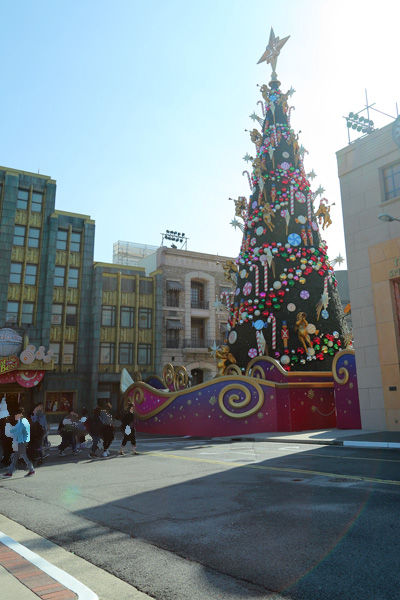 天使のくれた奇跡右側の前方からクリスマスツリーを見た様子