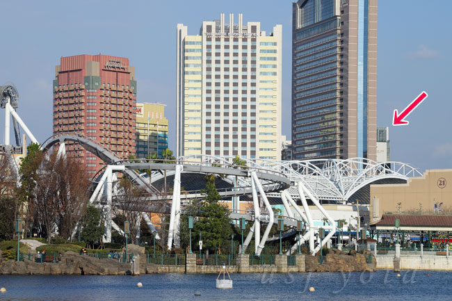 USJ内から見えるシンギュラリホテルの様子