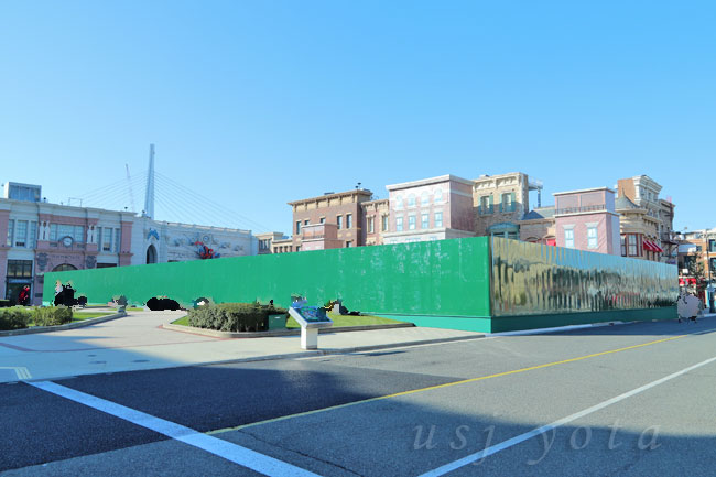 グラマシーパーク。クリスマスツリーと天使のくれた奇跡の舞台撤去