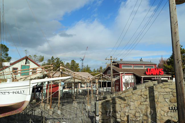 ジョーズの奥に見えるニンテンドーワールド