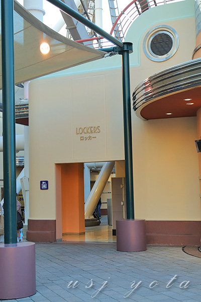 入場ゲートを入ってすぐのとこに設置されているコインロッカー