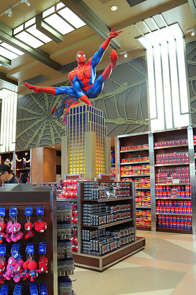 スパイダーマン・ストアの中のスパイダーマン