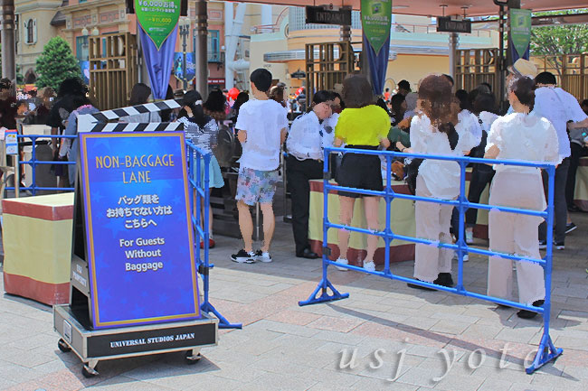 USJの入場口(エントランス)で行われている手荷物検査