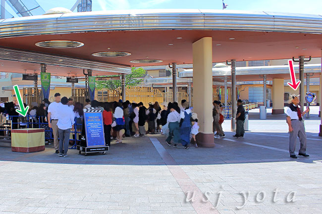 USJの入場口(エントランス)で行われている手荷物検査