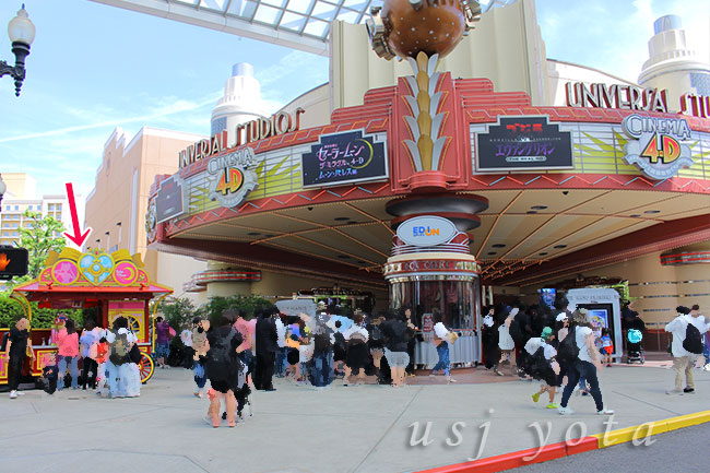 シネマ4-Dシアターの前にあるセーラームーンのポップコーンカート