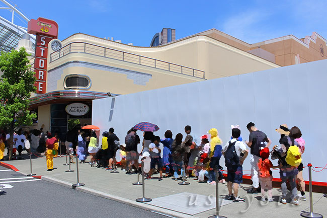 行列が出来ているシネマ4-Dストア