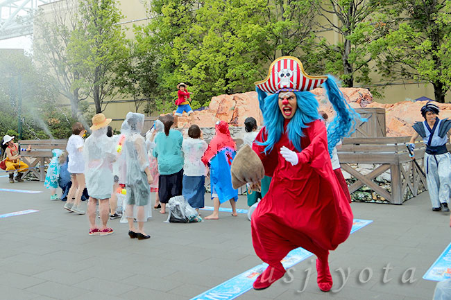 ワンピースウォーターバトルでエンターテイナーがゲストのエリアに出てくる