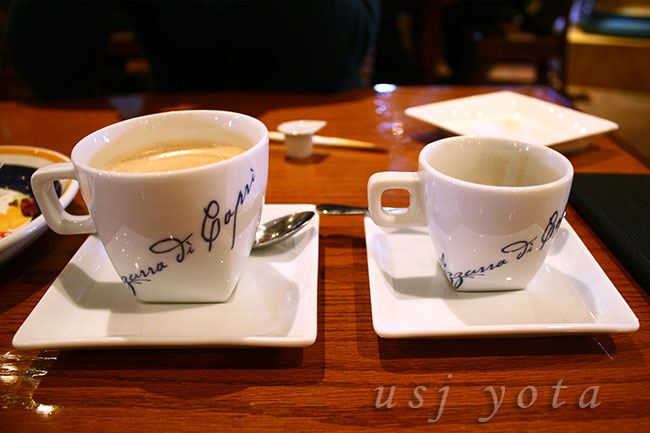 ソフトドリンクの陶器の容器