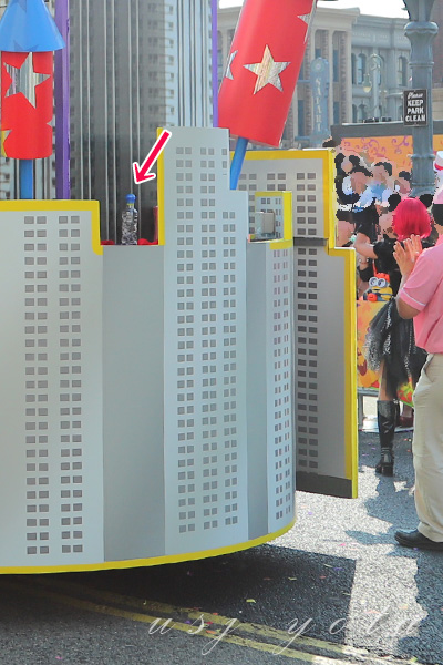 パレード途中の水分補給