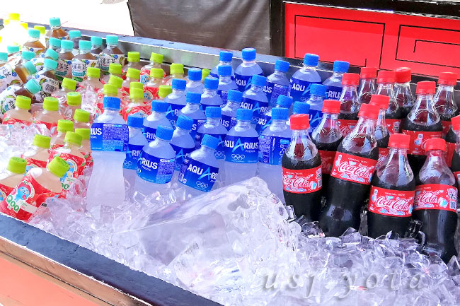 フードカートの氷漬けペットボトル