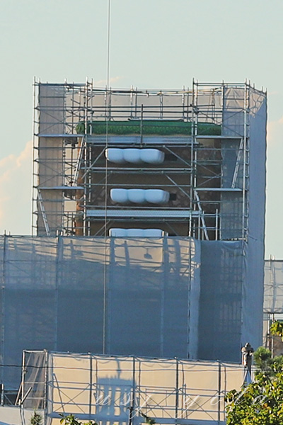 スーパーニンテンドーワールドの建物の上にある雲