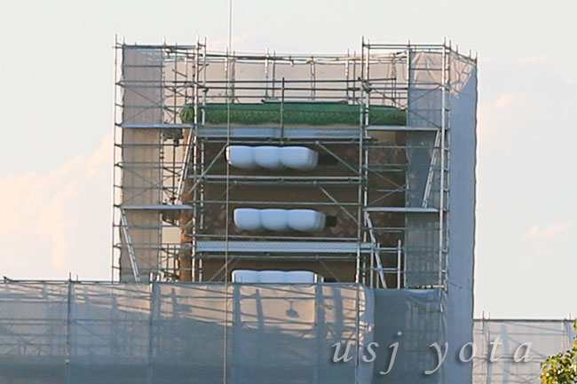 スーパーニンテンドーワールドの建物の上にある雲