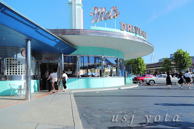 メルズドライブイン前に停まっているクラッシックカー