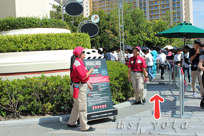 バイオハザードのアトラクション前に整理券を発行しているステージ18の場所を示した看板