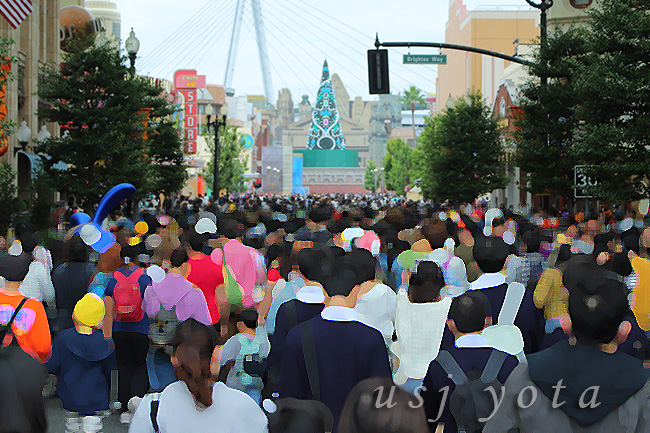 混雑しているUSJの様子