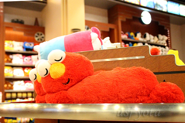 寝ているエルモ