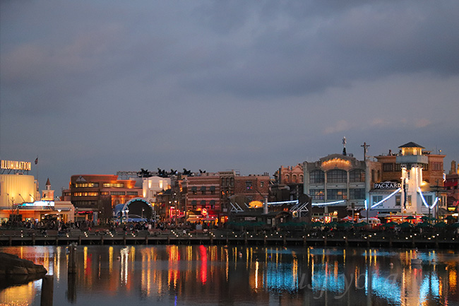 クリスタルの約束の舞台の右端が見えるアミティビレッジ