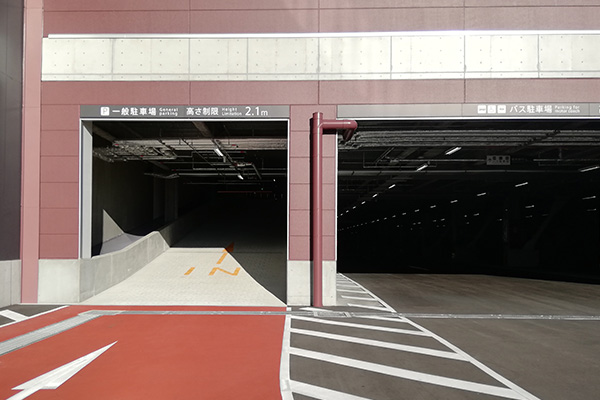 リーベルホテルの屋内駐車場入り口