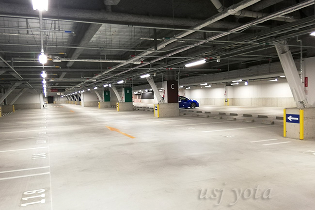 リーベルホテルの屋内駐車場