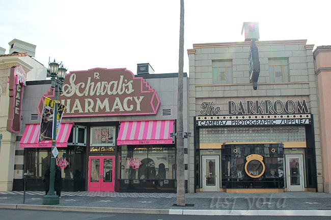 『ピンクカフェ』とショップの『ダークルーム』