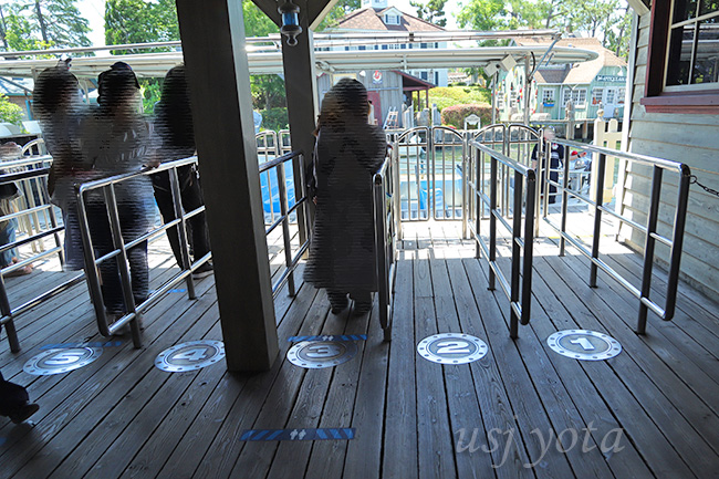 ジョーズでは、奇数の列に座るよう指示されます