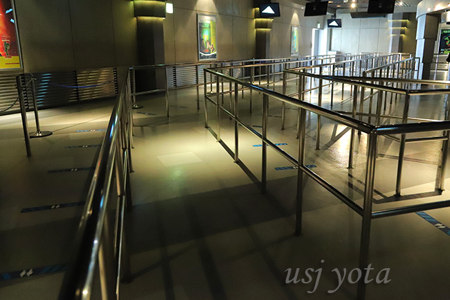 ターミネーター2の待ち列のソーシャルボタン