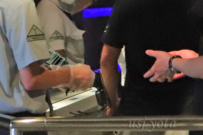 ターミネーター2の3Dメガネを手渡し