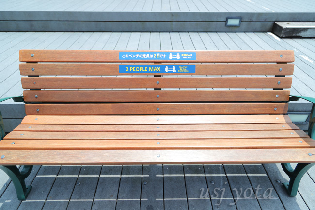 ベンチは二人掛け