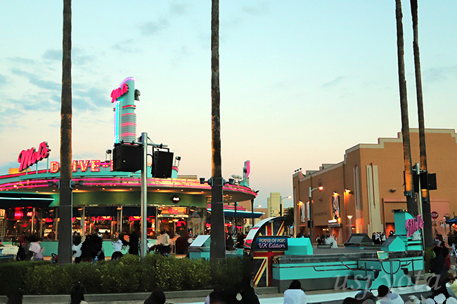 ハッピー・クリスマス・ストリート・パーティ開催場所のメルズステージ