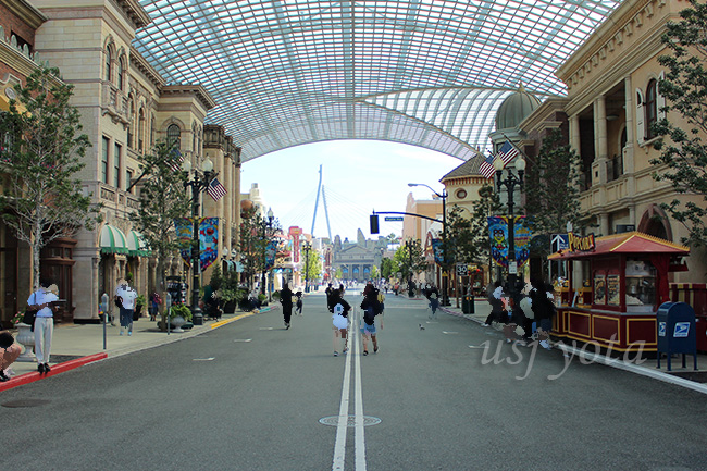 入場ゲートを抜けた大屋根付近