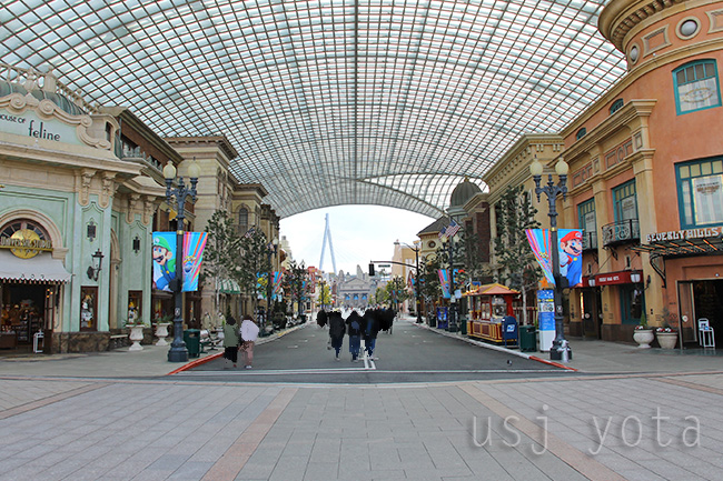 入場ゲートを入った大屋根あたり